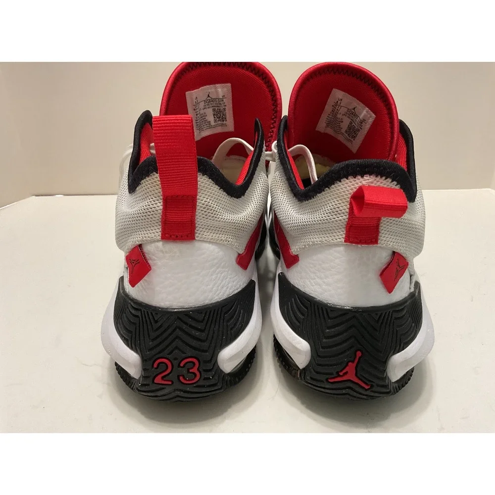 Jordan Max Aura 5 Mens White University Red Black Sneakers‎ DQ8401-106 Size 8.5